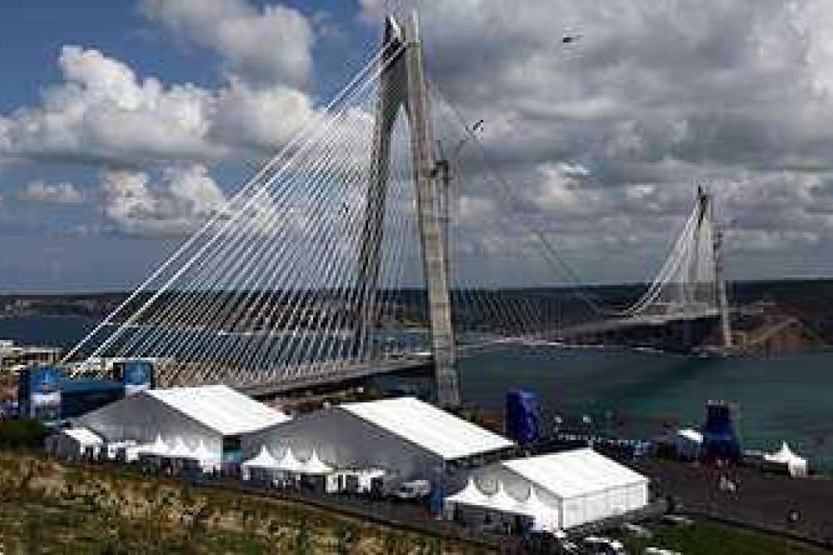 В Стамбуле открыли самый широкий в мире мост через Босфор В Стамбуле открыли самый широкий в мире мост через Босфор