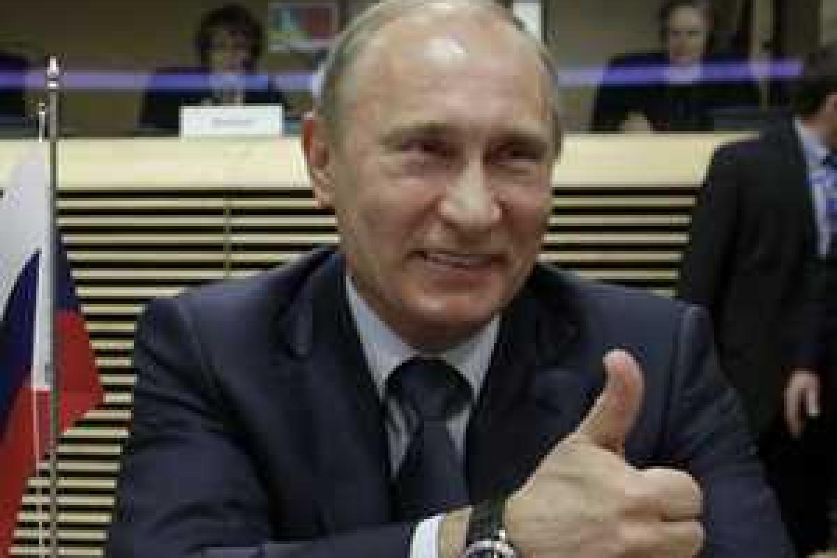 В сети жестко комментируют фото девушки в платье с изображением Путина В сети жестко комментируют фото девушки в платье с изображением Путина