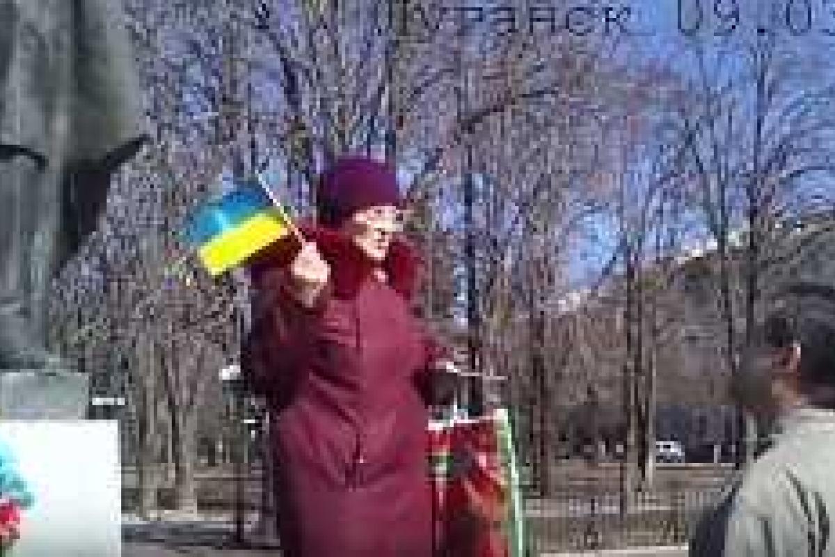 В Луганске боевики скрутили старушку, вышедшую к памятнику Шевченко с украинским флажком В Луганске боевики скрутили старушку, вышедшую к памятнику Шевченко с украинским флажком