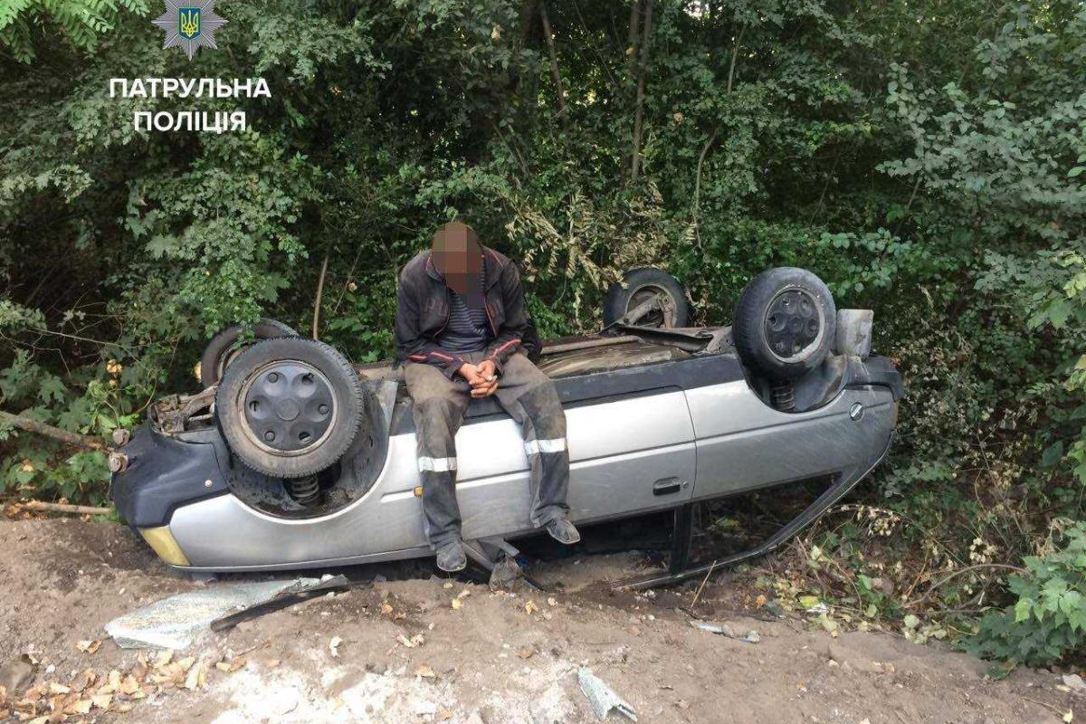 В Запорожье водитель, выпив бутылку коньяка, угробил авто: сам нарушитель цел и невредим В Запорожье водитель, выпив бутылку коньяка, угробил авто: сам нарушитель цел и невредим