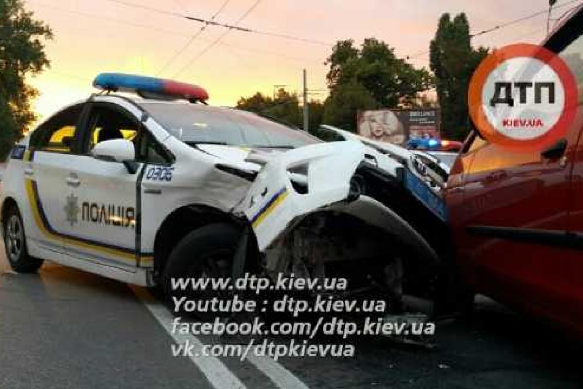 В Киеве масштабное ДТП, участником которого стал полицейский "Toyota Prius" В Киеве масштабное ДТП, участником которого стал полицейский "Toyota Prius"