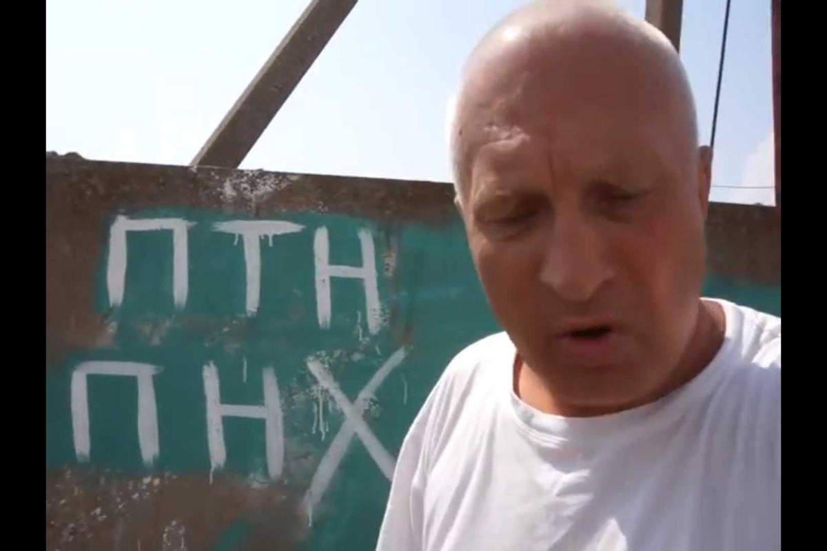 Журналист, ярый приверженец Путина трясется от злости, увидев в Крыму надписи "ПТН ПНХ" и "ПТН ХЛО" Журналист, ярый приверженец Путина трясется от злости, увидев в Крыму надписи "ПТН ПНХ" и "ПТН ХЛО"