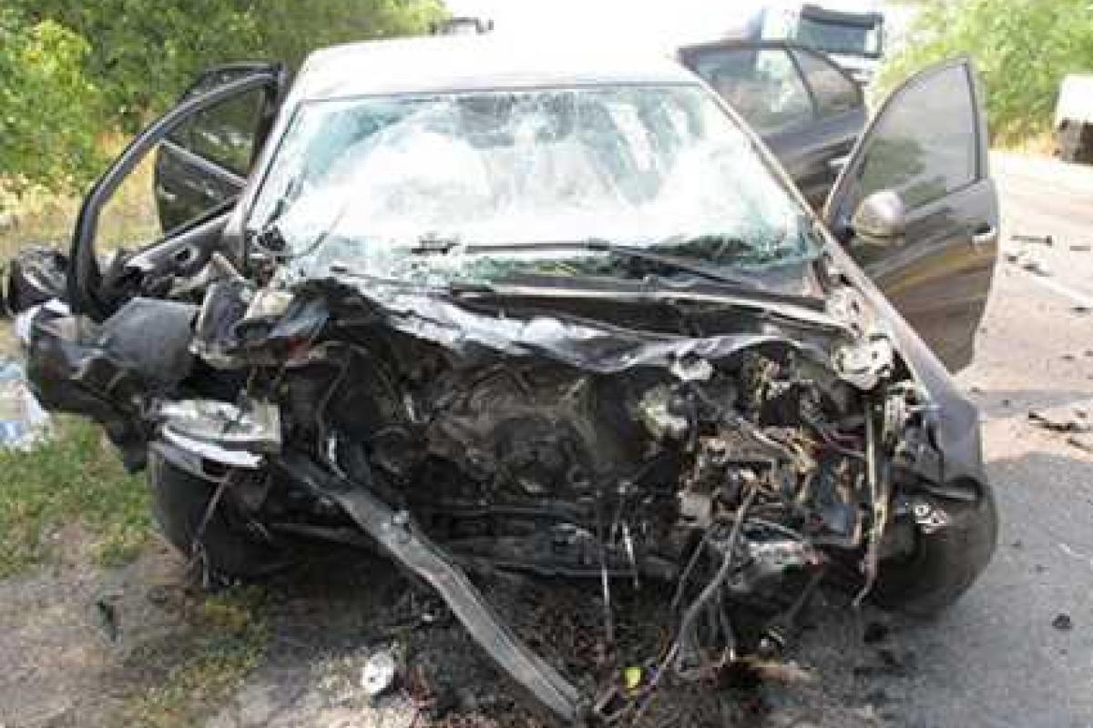 На Запорожье в лобовом столкновении двух легковушек два человека погибли, 2 - травмированы