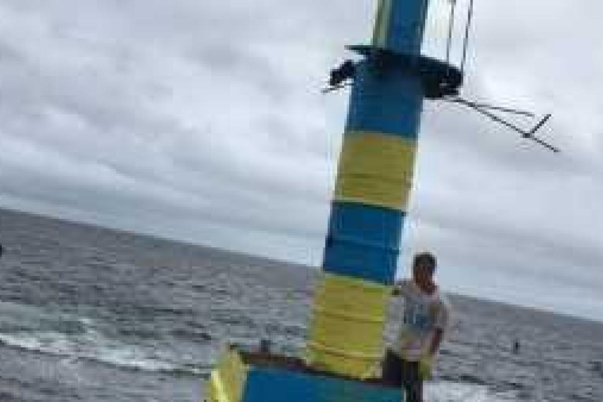 На острове Русский ржавый маяк перекрасили в цвета украинского флага На острове Русский ржавый маяк перекрасили в цвета украинского флага