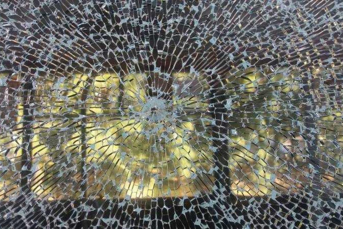 В Хмельницком неизвестные обстреляли троллейбус В Хмельницком неизвестные обстреляли троллейбус