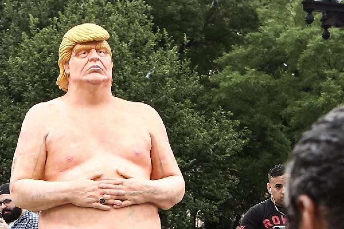 В крупных городах США появилась скульптура Дональда Трампа без одежды В крупных городах США появилась скульптура Дональда Трампа без одежды