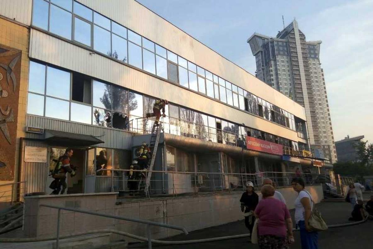 В Киеве горело 3-этажное офисное здание В Киеве горело 3-этажное офисное здание
