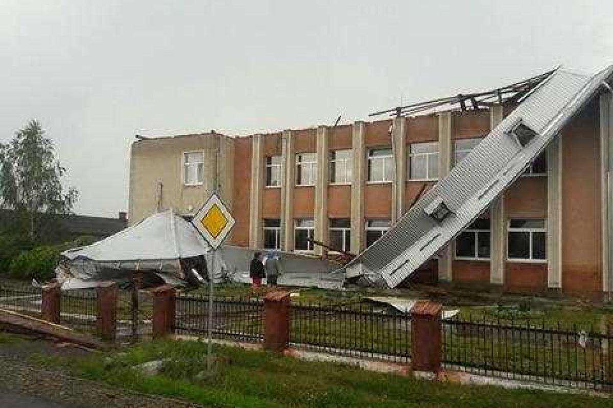 На Прикарпатье ураганный ветер снес крыши с домов, повалил деревья и заборы На Прикарпатье ураганный ветер снес крыши с домов, повалил деревья и заборы