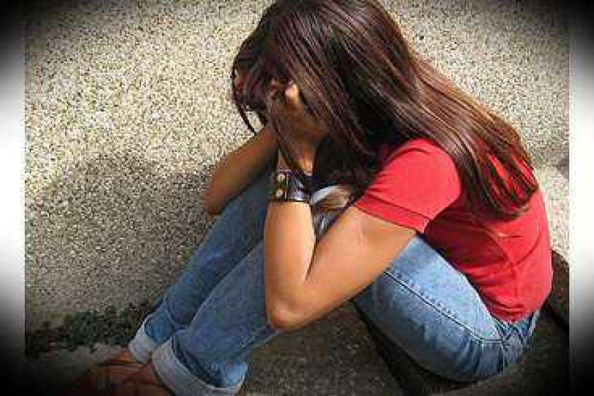 Компания из 5 парней изнасиловала двух несовершеннолетних девушек в Курахово Компания из 5 парней изнасиловала двух несовершеннолетних девушек в Курахово