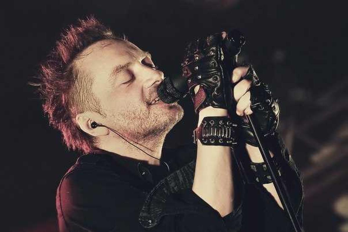 Экс-солист рок-группы "Агаты Кристи" требует привлечь к ответственности родного брата