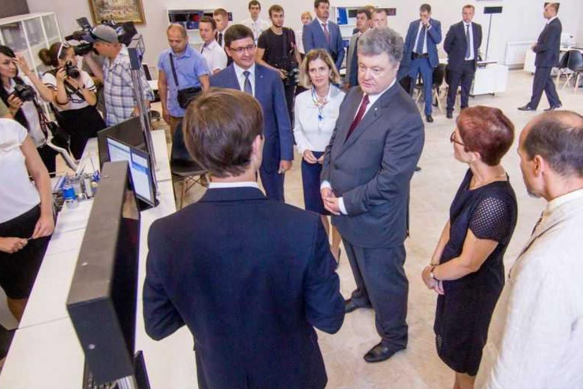 Порошенко в Мариуполе обещал жителям разобраться с предприятиями, нарушающими экологическую безопасность Порошенко в Мариуполе обещал жителям разобраться с предприятиями, нарушающими экологическую безопасность