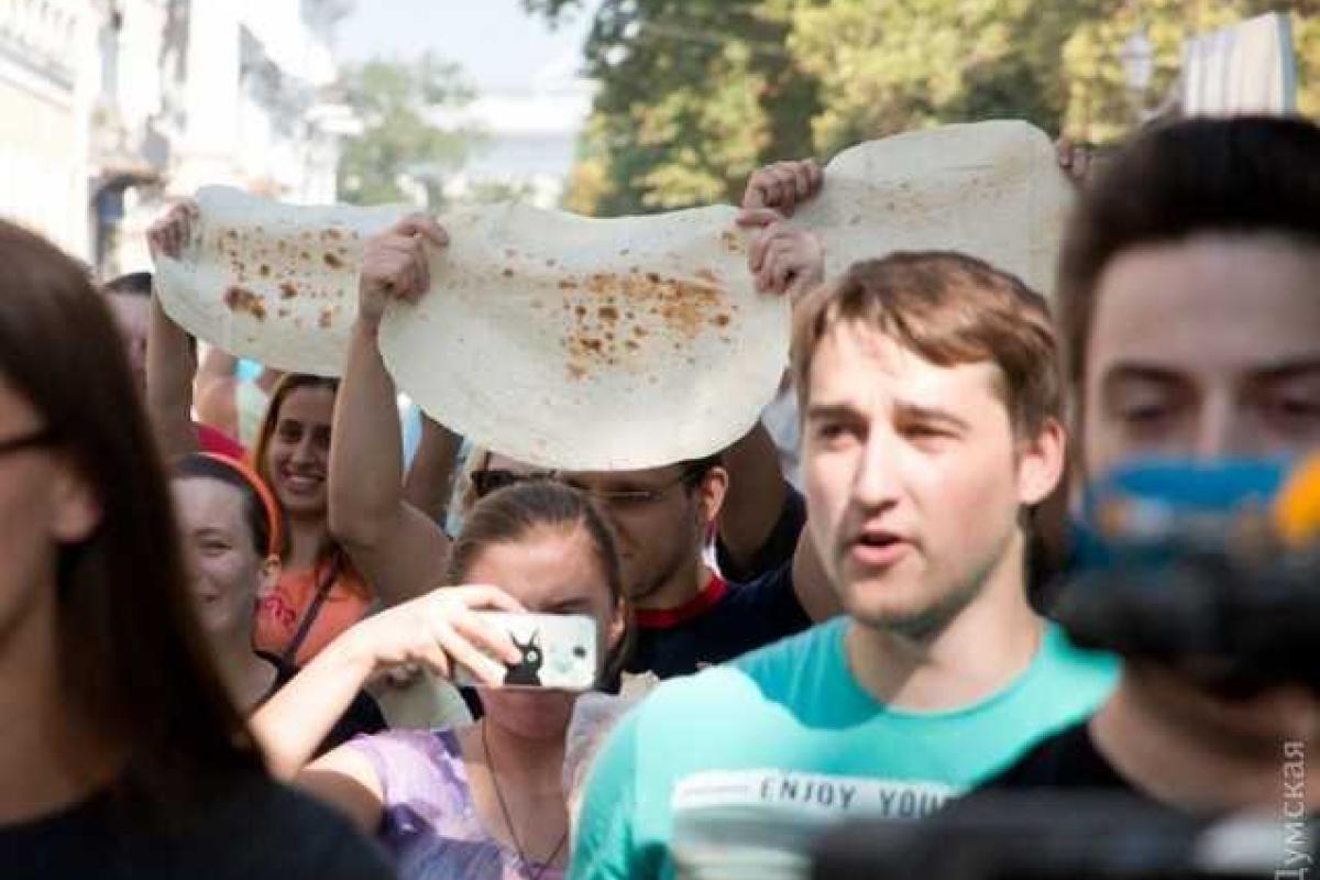Одесситы вышли на "Шаурмарш" против коррупции и в защиту фастфуда Одесситы вышли на "Шаурмарш" против коррупции и в защиту фастфуда