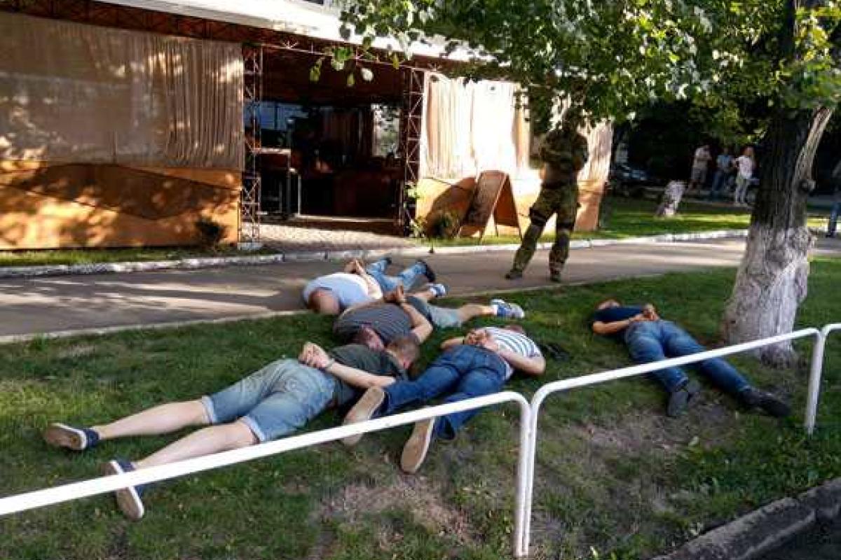 В центре Полтавы "на горячем" задержана группа вымогателей В центре Полтавы "на горячем" задержана группа вымогателей