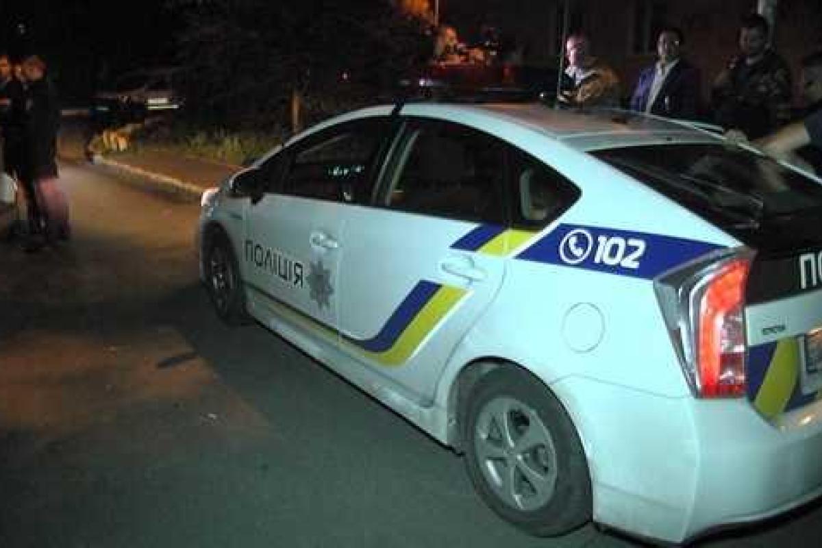 В Киеве задержан мужчина, ранивший двух человек при ночных "разборках" возле столичного кафе В Киеве задержан мужчина, ранивший двух человек при ночных "разборках" возле столичного кафе