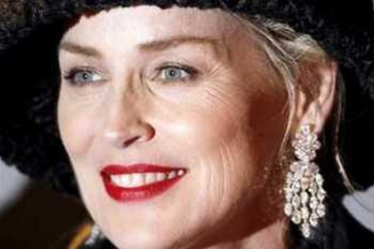 Папарацци "поймали" Шэрон Стоун в бикини на пляже в Венеции