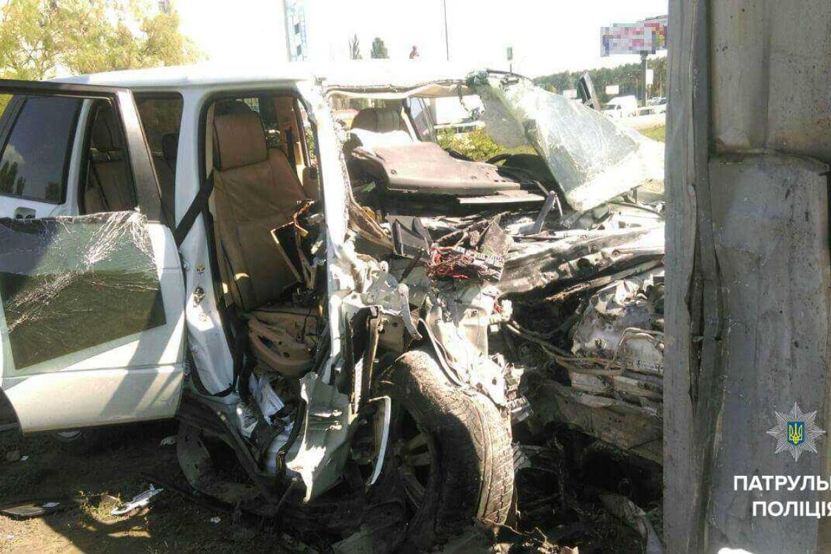 В Киеве пьяный водитель на "Range Rover", убегая от полиции, жестко влетел в столб В Киеве пьяный водитель на "Range Rover", убегая от полиции, жестко влетел в столб