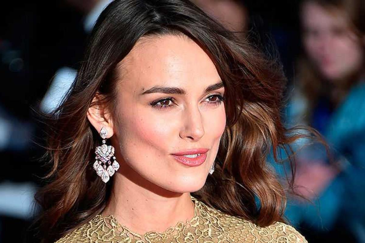 Актрисе Кире Найтли из-за выпадения волос приходится носить парики