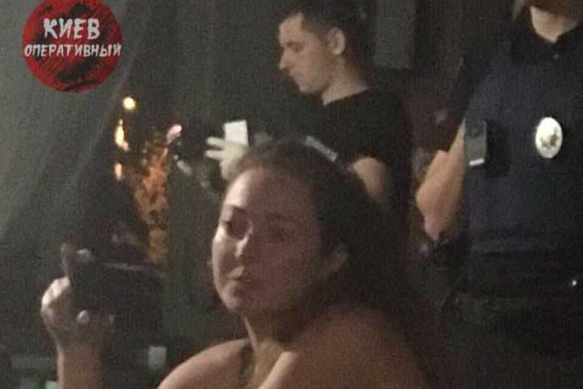 В Киеве пьяная сотрудница патрульной полиции решила пострелять в ресторане по пивным банкам В Киеве пьяная сотрудница патрульной полиции решила пострелять в ресторане по пивным банкам