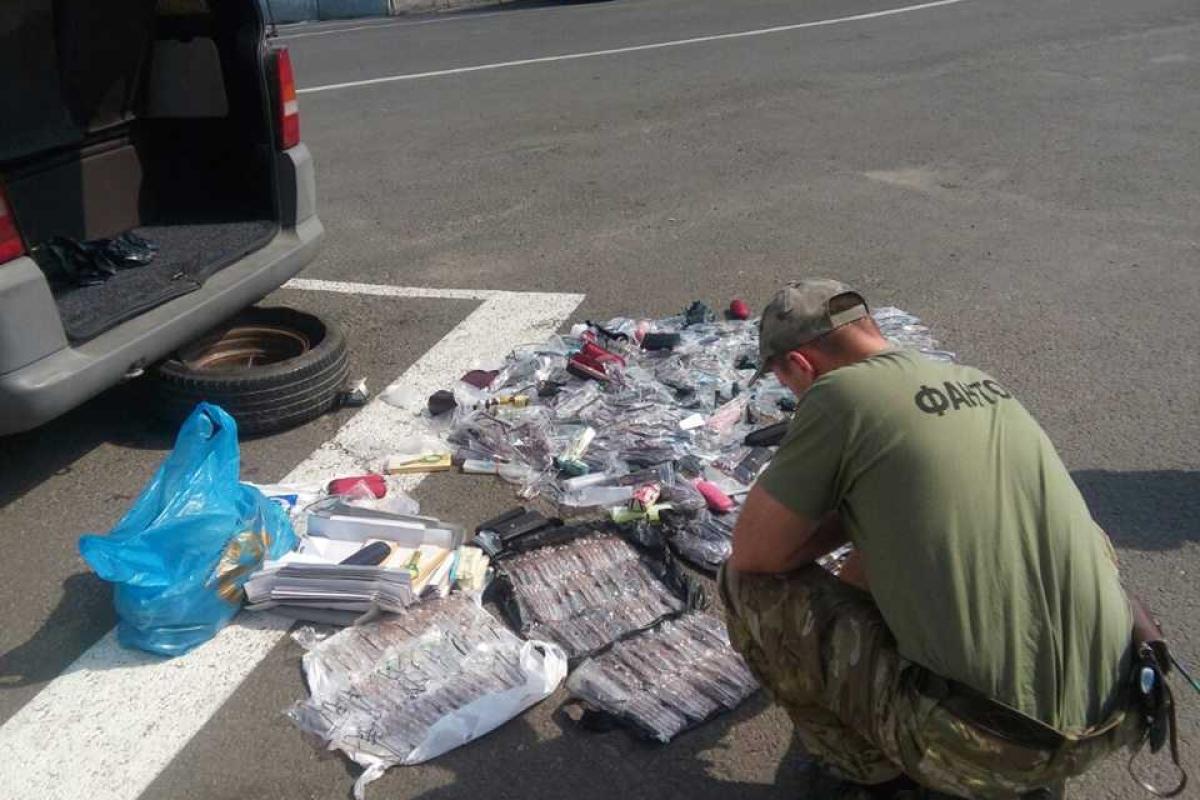 На КПВВ силовики продолжают ловить граждан, пытающихся ввезти товар на оккупированные территории