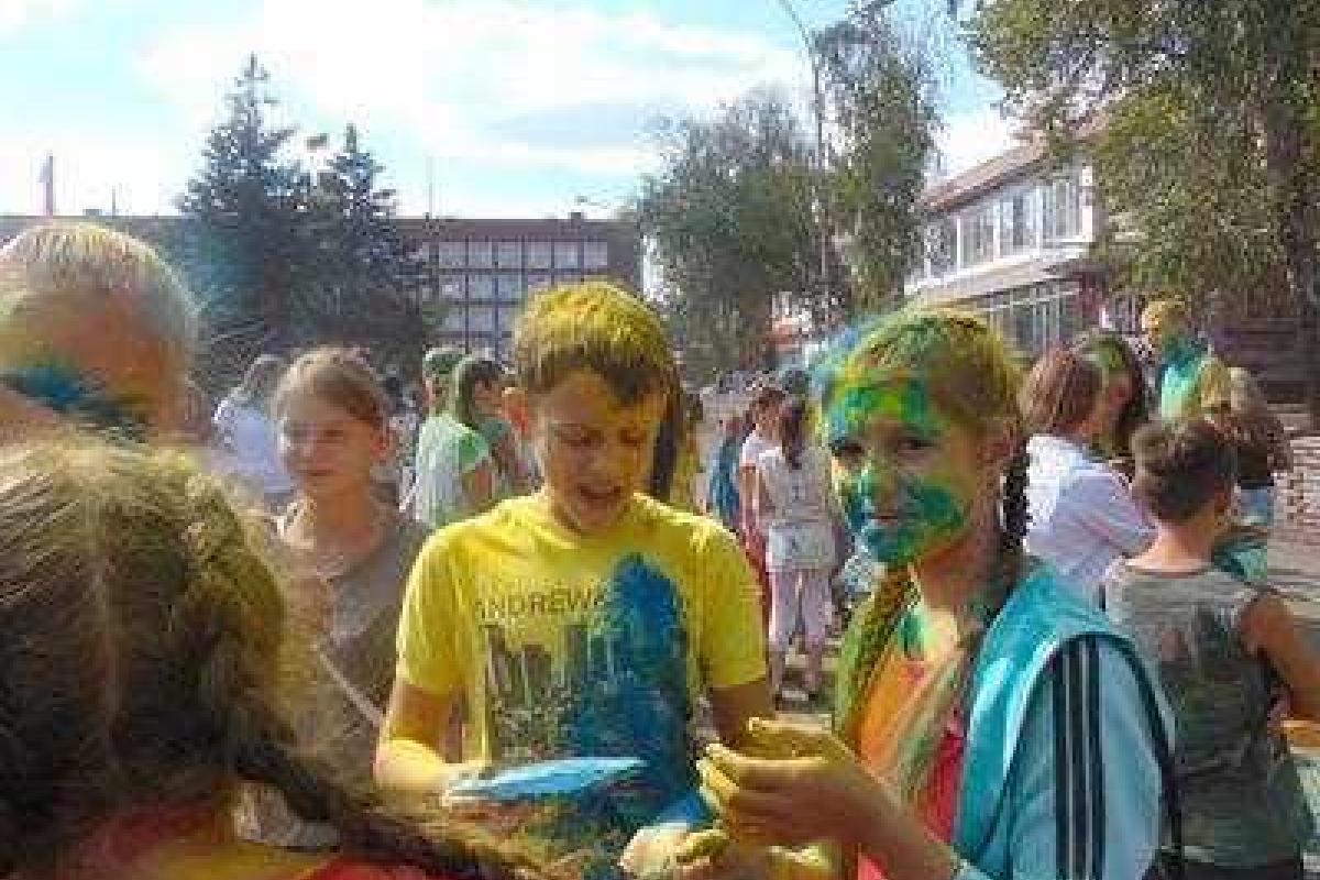 В оккупированном Енакиево на колорфесте молодежь окрасилась в цвета украинского флага В оккупированном Енакиево на колорфесте молодежь окрасилась в цвета украинского флага