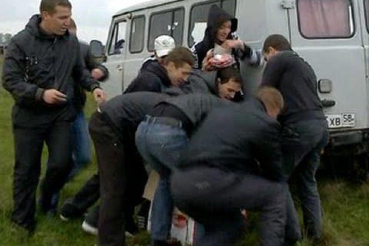 В российской Пензе люди под дождем несколько часов ждали "колбасный" дождь В российской Пензе люди под дождем несколько часов ждали "колбасный" дождь