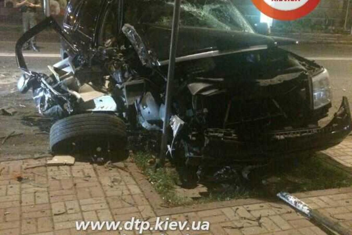 ДТП в Киеве: от внедорожника "Cadillac Escalade" осталась груда металла, водитель чудом не пострадал ДТП в Киеве: от внедорожника "Cadillac Escalade" осталась груда металла, водитель чудом не пострадал