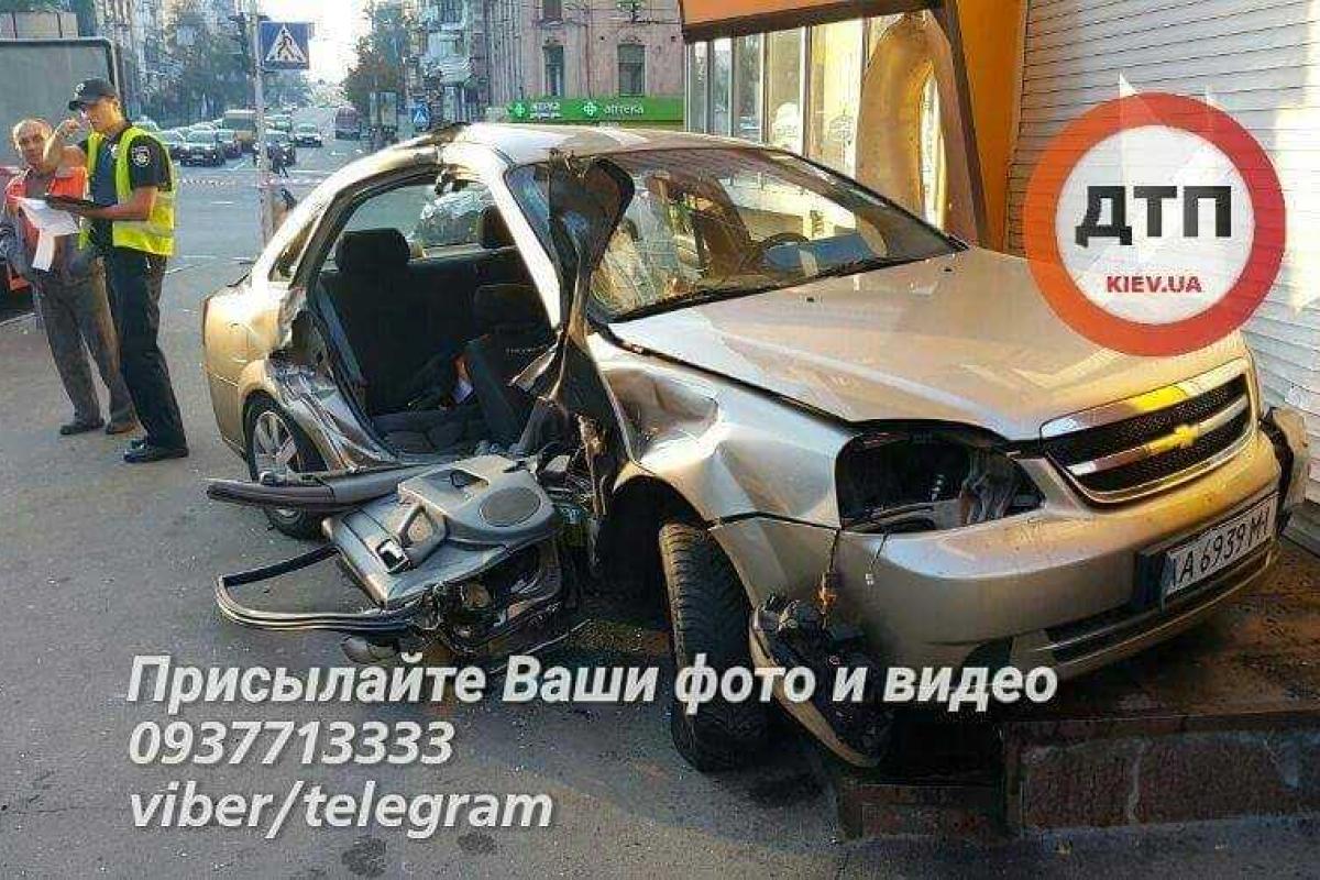 В Киеве умер пассажир такси, пострадавший при столкновении "Chevrolet" с полицейским "Toyota Prius"