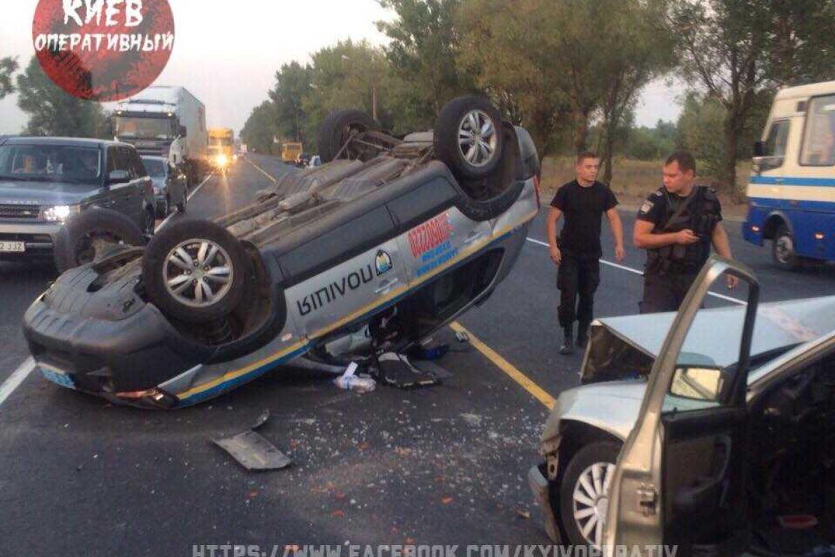 На Киевщине автомобиль "Opel" столкнулся с машиной полиции охраны