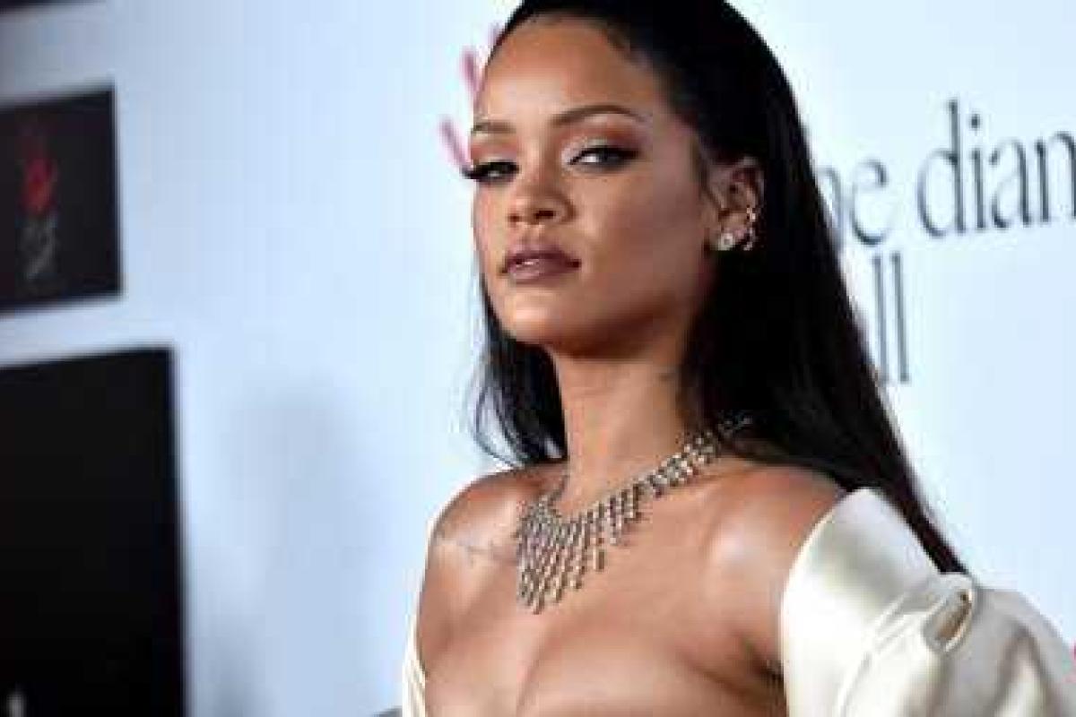 Поклонники Рианны раскритиковали певицу за провокационный снимок в сети