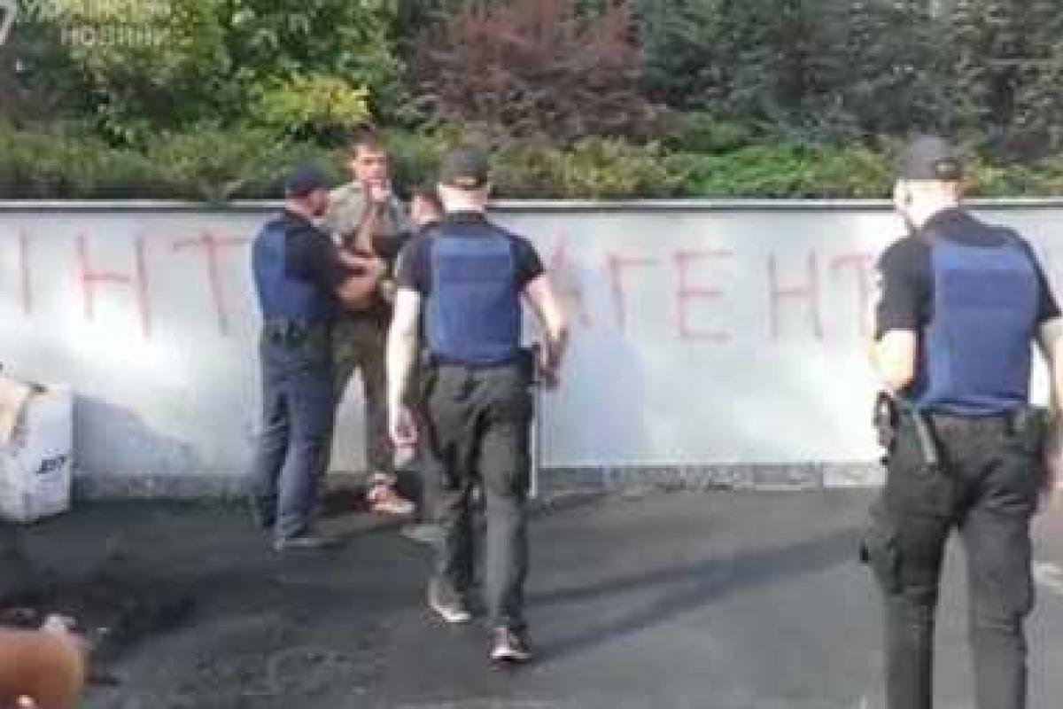 В сети появилось видео задержания участников пикета под зданием телеканала "Интер" В сети появилось видео задержания участников пикета под зданием телеканала "Интер"