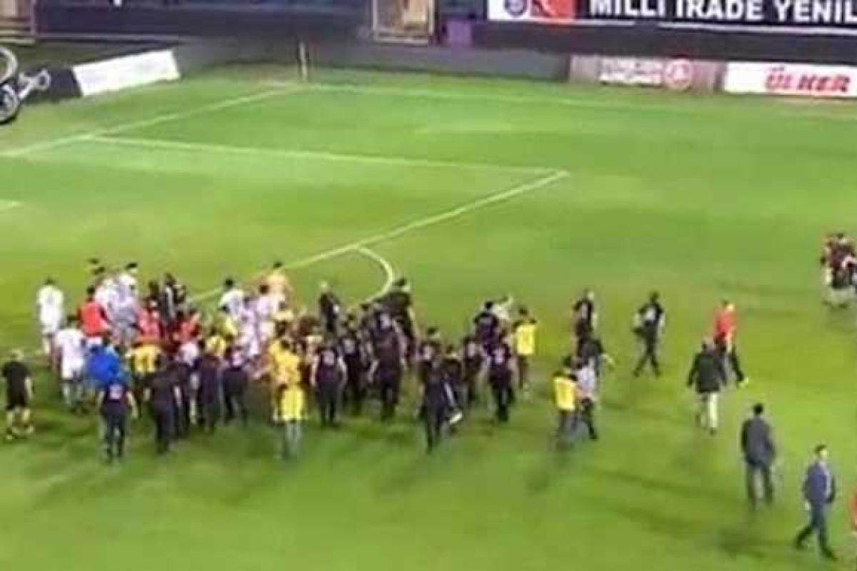 Футболисты сборных Турции и Кипра устроили кулачные бои после финального свистка Футболисты сборных Турции и Кипра устроили кулачные бои после финального свистка