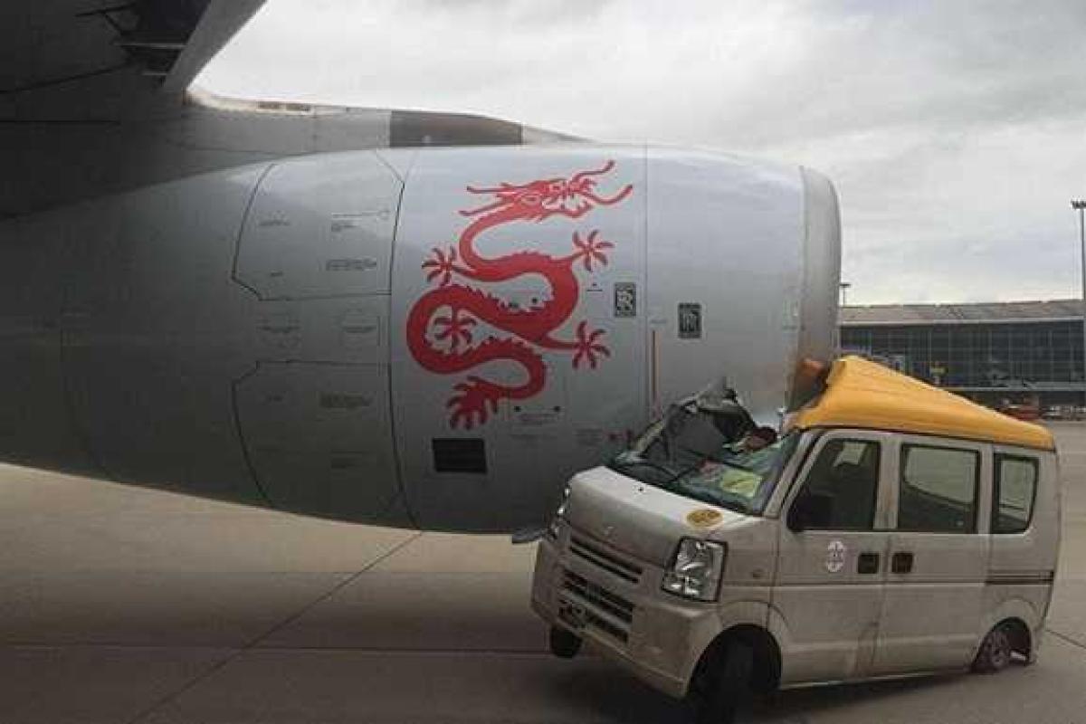 В аэропорту Гонконга на взлетно-посадочной полосе столкнулись самолет и автомобиль