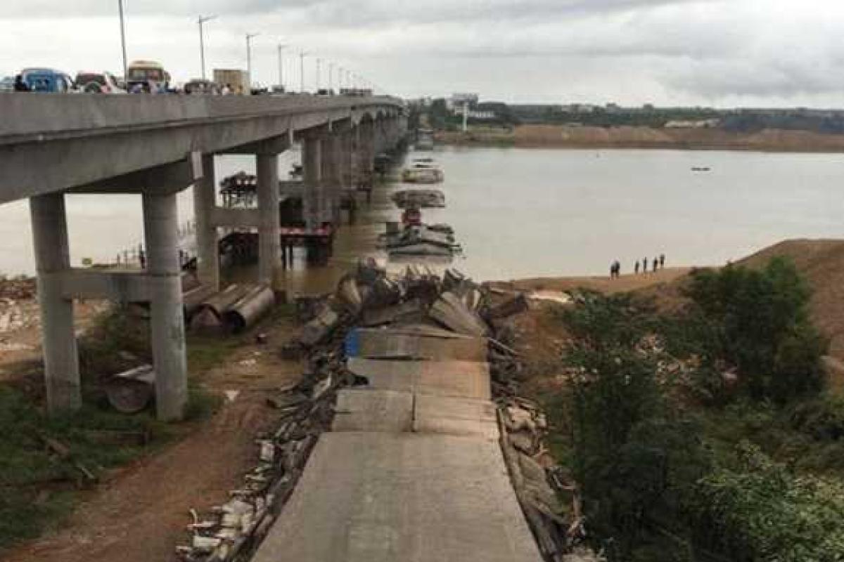 В Китае рухнул автомобильный мост: под завалами остались машины и люди В Китае рухнул автомобильный мост: под завалами остались машины и люди