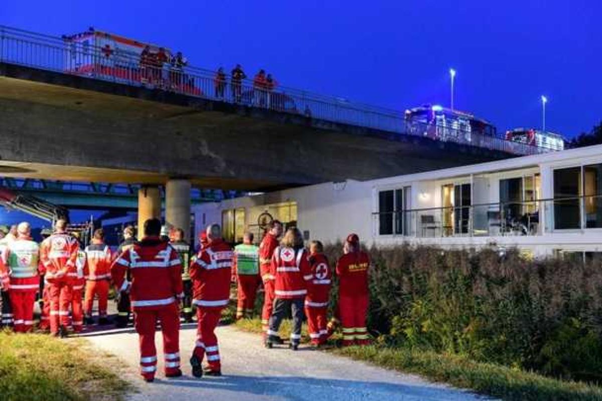 Фатальный круиз: в Германии пассажирское судно застряло под мостом Фатальный круиз: в Германии пассажирское судно застряло под мостом