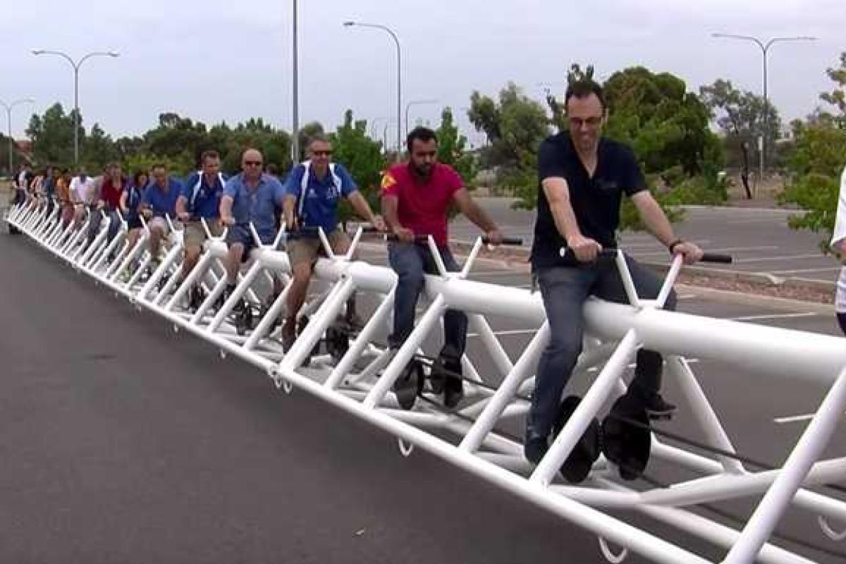 В Австралии студенты изобрели самый длинный велосипед в мире В Австралии студенты изобрели самый длинный велосипед в мире