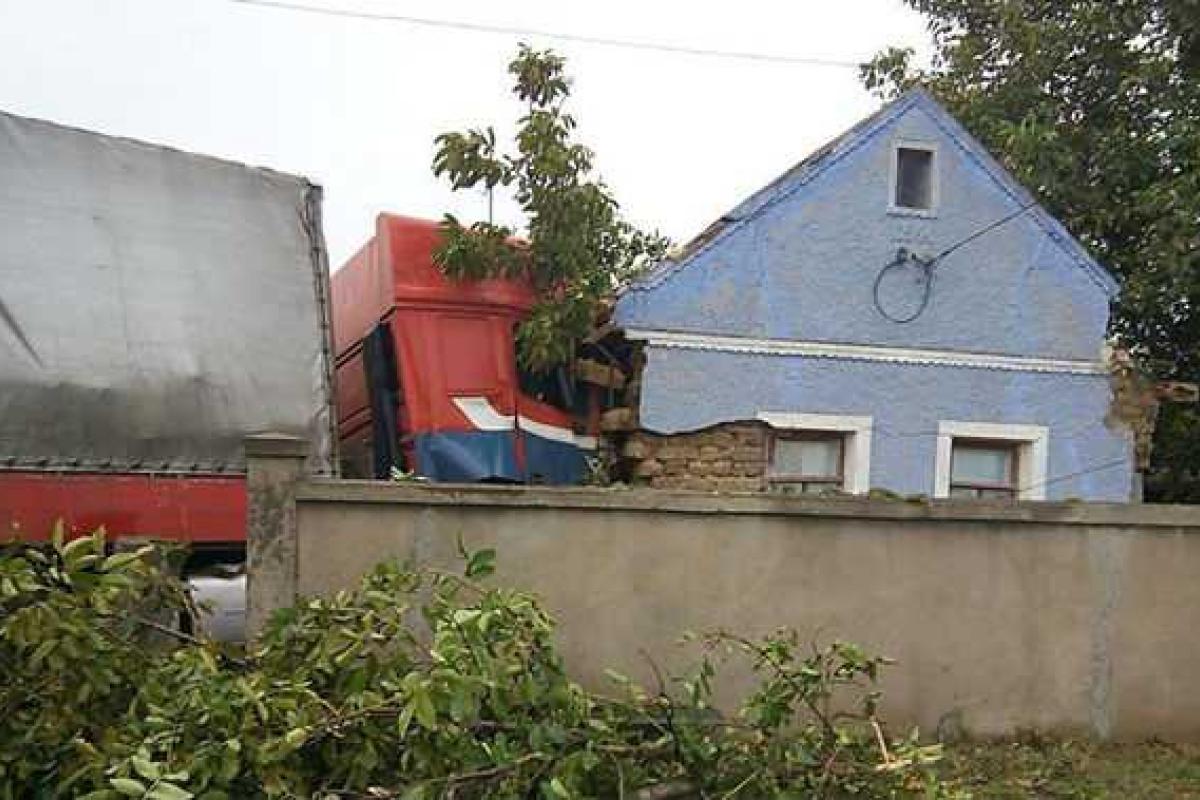 На Николаевщине фура "DAF" с уснувшим водителем влетела в жилой дом На Николаевщине фура "DAF" с уснувшим водителем влетела в жилой дом