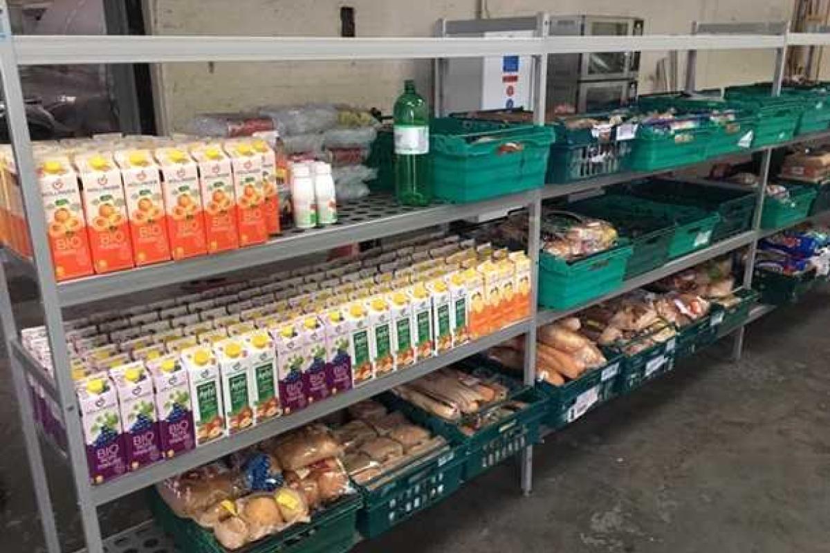 Британские активисты открыли первый супермаркет для бедных с продуктами с помоек Британские активисты открыли первый супермаркет для бедных с продуктами с помоек