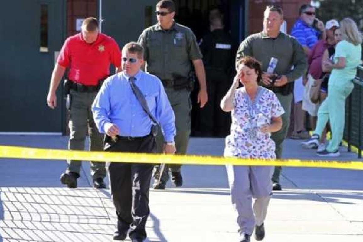 Кровавая расправа в США: подросток застрелил родного отца и ранил трех человек в школе Кровавая расправа в США: подросток застрелил родного отца и ранил трех человек в школе