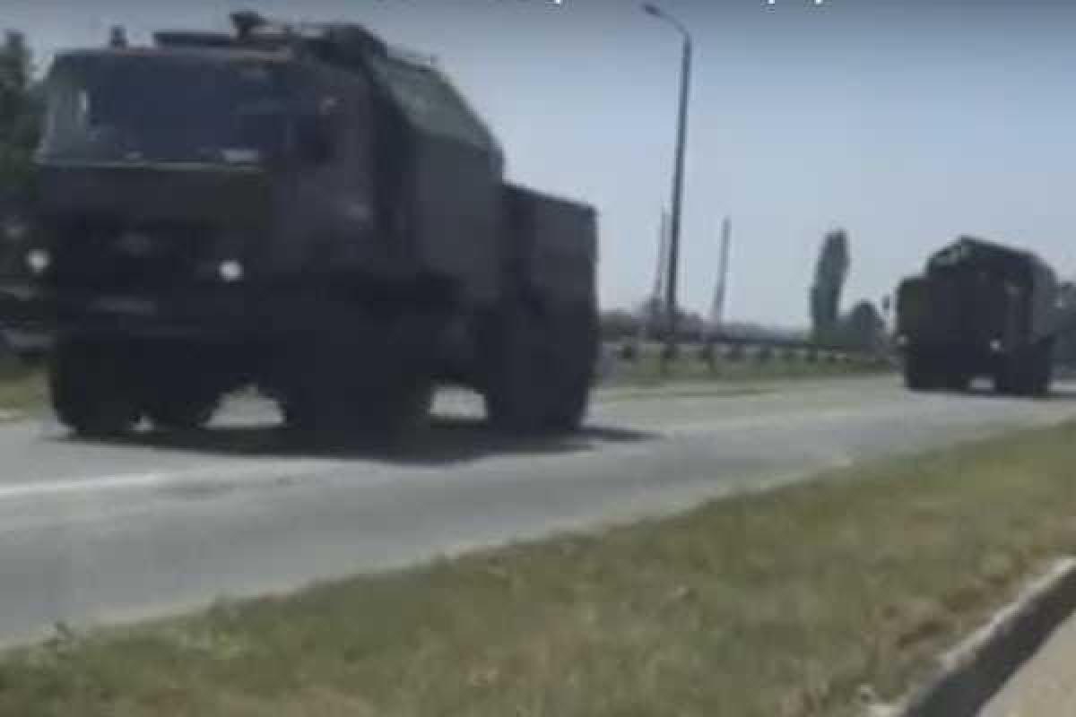 Под Симферополем очевидцы "засекли" большую колонну российской техники Под Симферополем очевидцы "засекли" большую колонну российской техники