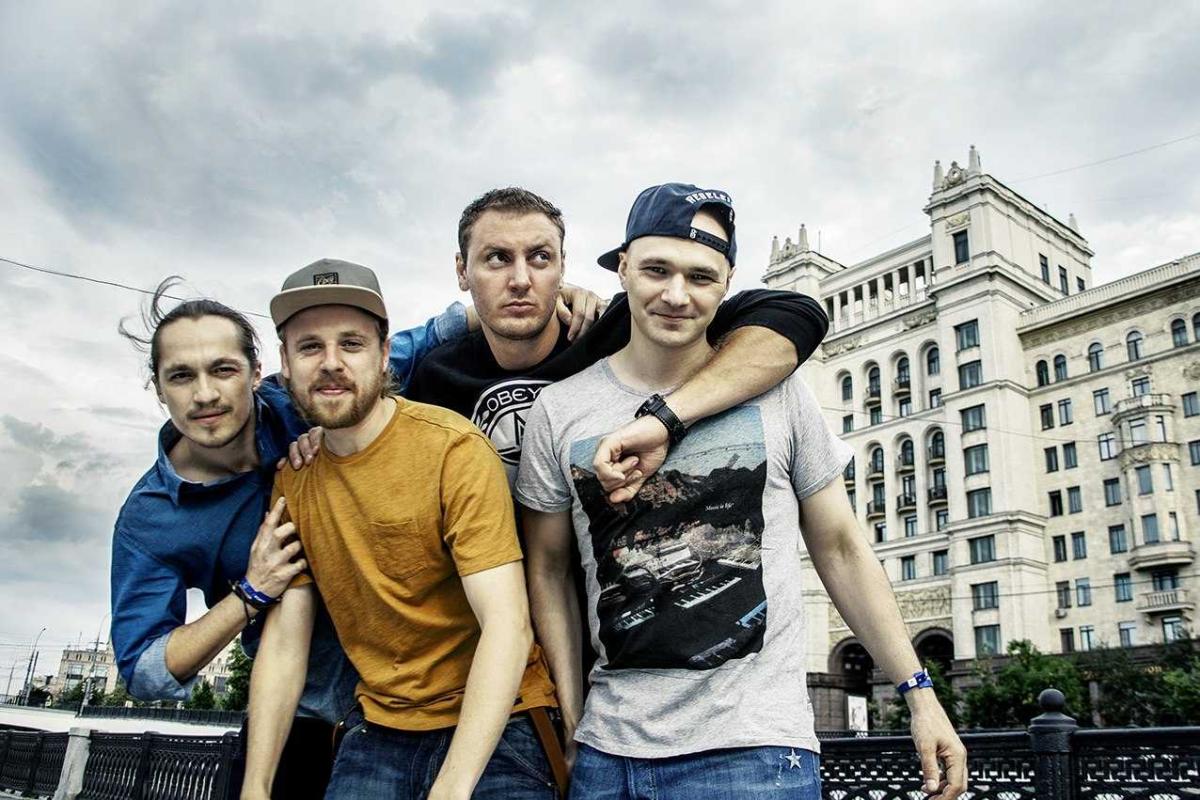 Новый клип рэп-группы "Каста" о жизни в российской глубинке взорвал интернет Новый клип рэп-группы "Каста" о жизни в российской глубинке взорвал интернет