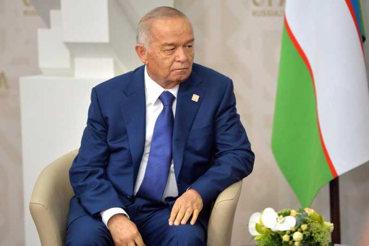 Жители Ташкента выстроились в "живой коридор", чтобы проститься с Исламом Каримовым Жители Ташкента выстроились в "живой коридор", чтобы проститься с Исламом Каримовым