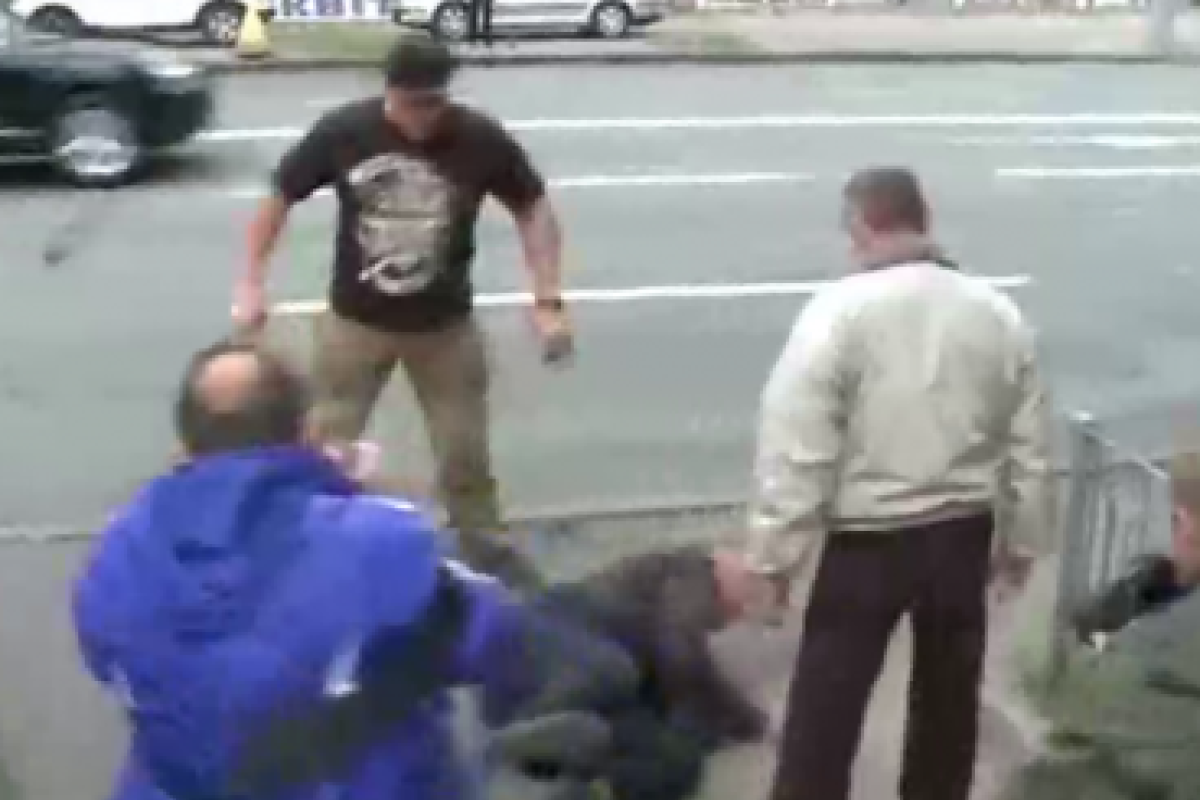 Ситуация под российским посольством в Киеве обострилась, избит гражданин РФ - СМИ Ситуация под российским посольством в Киеве обострилась, избит гражданин РФ - СМИ