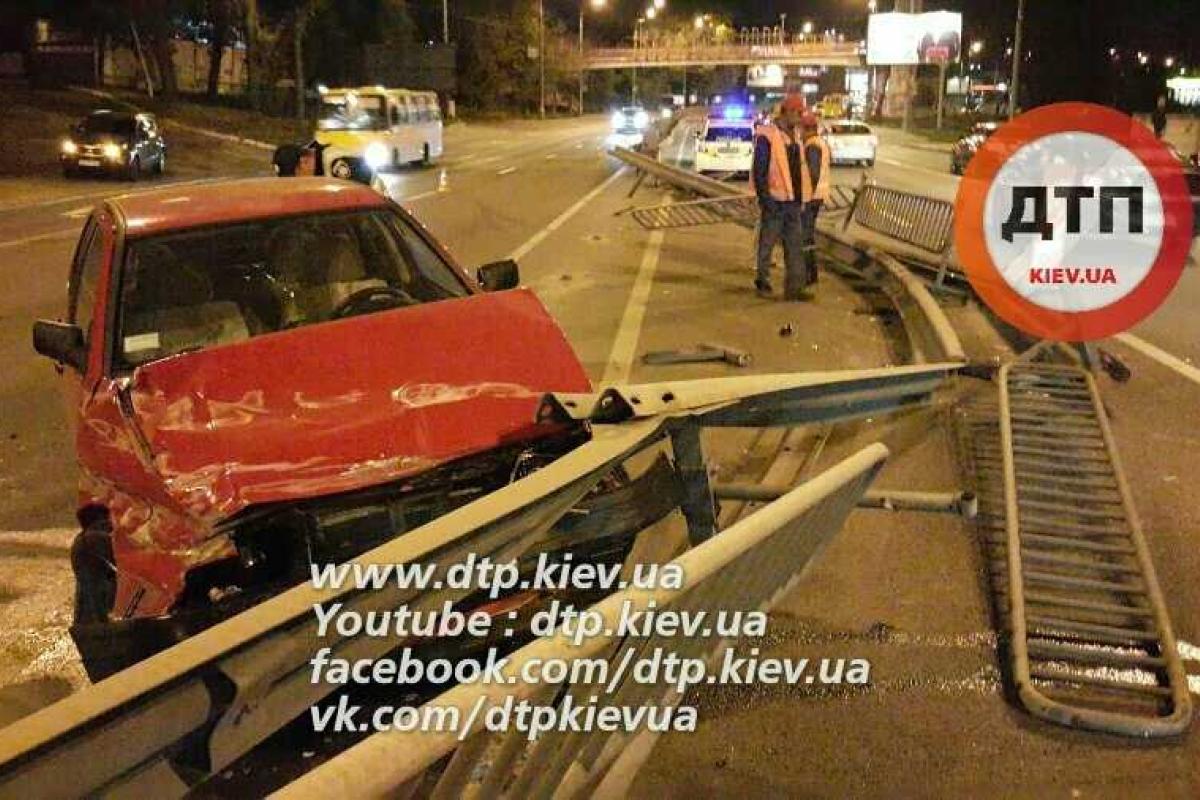 В Киеве пьяный водитель превратил свой "Seat" и 30 метров отбойника в груду металлолома В Киеве пьяный водитель превратил свой "Seat" и 30 метров отбойника в груду металлолома