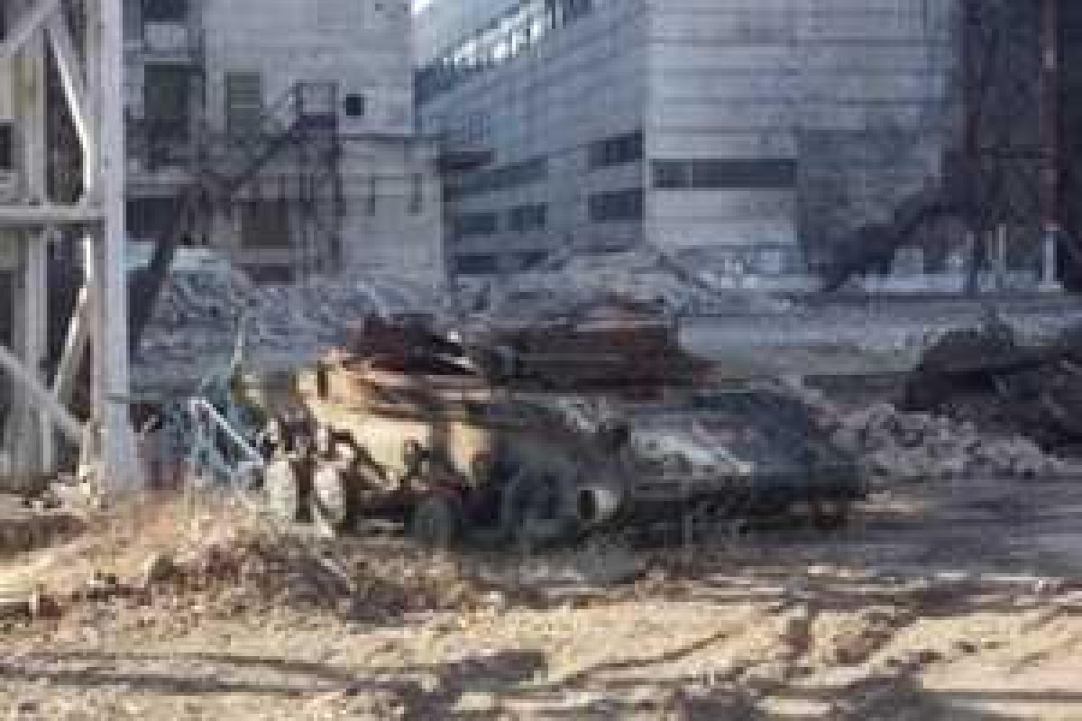 Разбитую военную технику боевики режут на металл, который вывозят в Россию