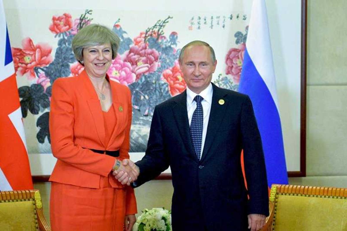 На встрече Терезы Мэй и Путина президенту РФ пришлось попросить, чтобы ему подали руку На встрече Терезы Мэй и Путина президенту РФ пришлось попросить, чтобы ему подали руку