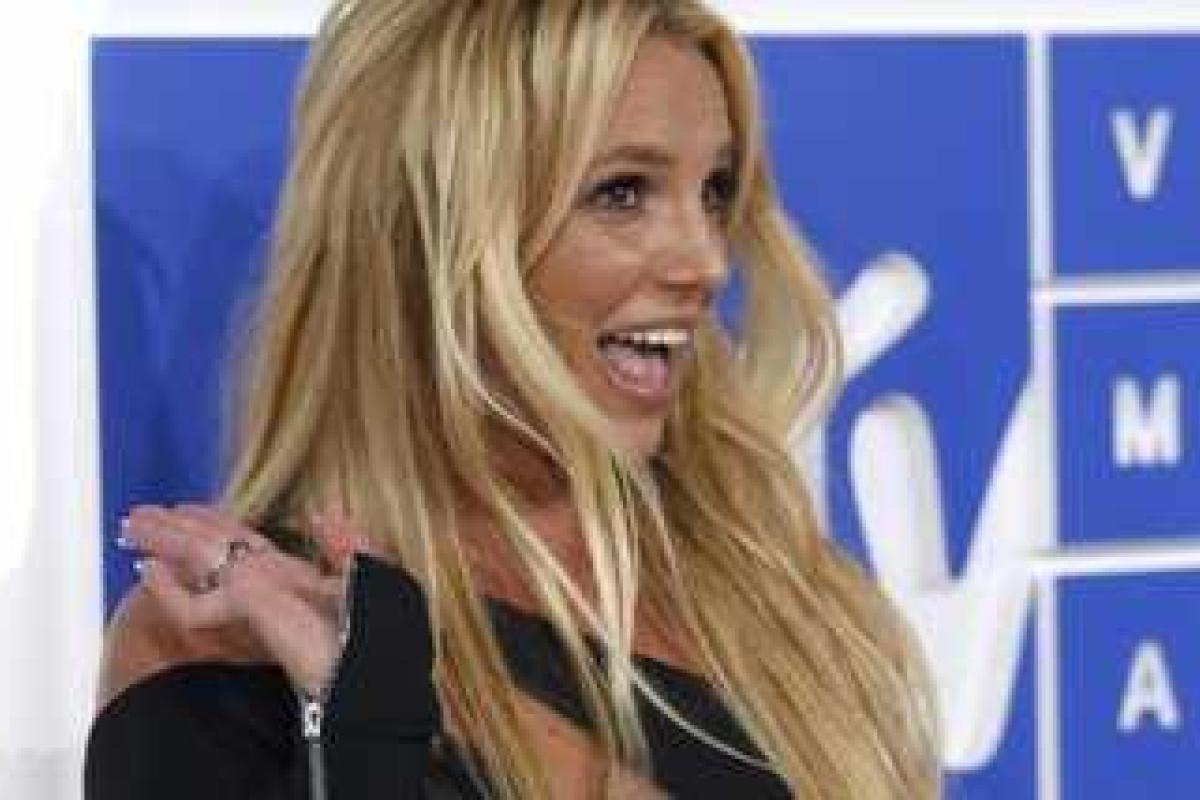 Певица Бритни Спирс "засветила" грудь в необычном откровенном платье Певица Бритни Спирс "засветила" грудь в необычном откровенном платье