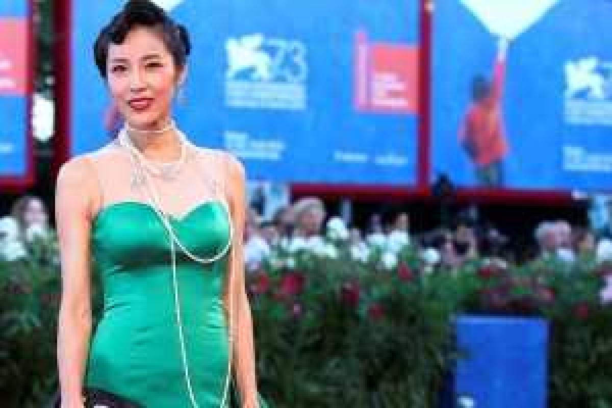 Южнокорейская актриса Мун Со-ри грохнулась на венецианской красной дорожке