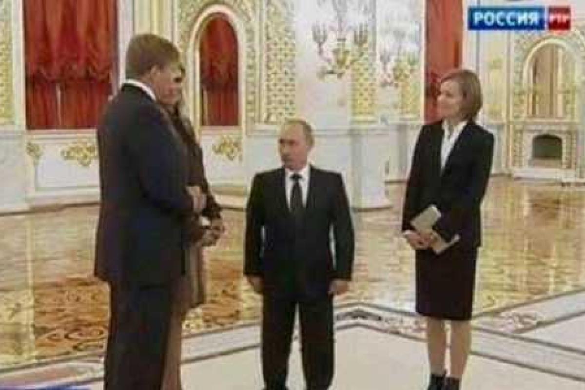 Пользователи соцсетей подняли на смех снимок Путина-"великана" с российским телеведущим Пользователи соцсетей подняли на смех снимок Путина-"великана" с российским телеведущим