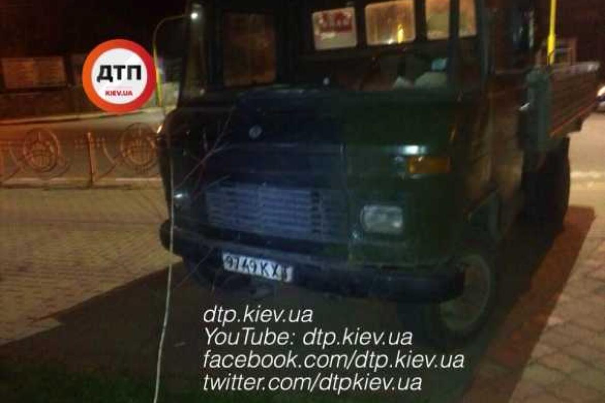 На Киевщине патрульные задержали пьяную компанию, разъезжавшую на грузовике На Киевщине патрульные задержали пьяную компанию, разъезжавшую на грузовике