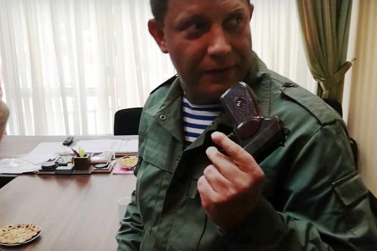 Главарь "ДНР" Захарченко подарил свой пистолет финну, который будет прославлять "ДНР" Главарь "ДНР" Захарченко подарил свой пистолет финну, который будет прославлять "ДНР"